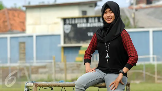 20151111-Nur Holisah Wasit Wanita Berhijab-Jakarta- Helmi Fithriansyah