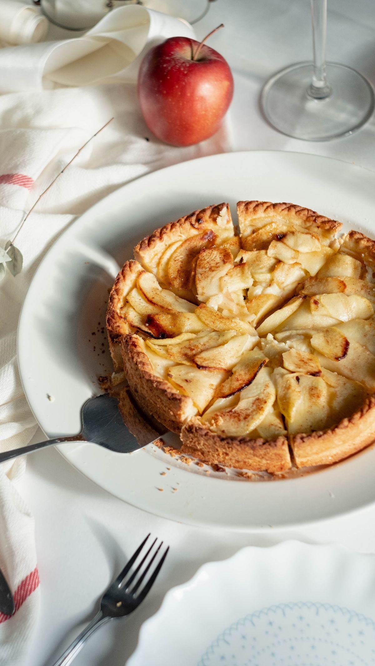 Cheese pie adalah dessert yang biasanya dapat Anda temui terjual di kafe-kafe atau toko bakery. Cheese pie memiliki perpaduan tekstur yang lembut dan renyah. Cita rasanya yang manis sekaligus gurih ini memang mampu memanjakan lidah siapa saja, terutama pa