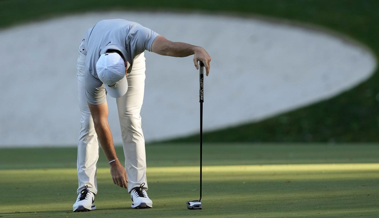 Ekspresi kecewa pegolf Irlandia Utara, Rory McIlroy setelah gagal melakukan putt (pukulan yang digunakan untuk menyelesaikan hole) ke hole ke-13 pada putaran kedua turnamen Golf Masters 2024 di Augusta National Golf Club, Agusta, Georgia, Jumat (12/04/2024). (AP Photo/David J. Phillip)