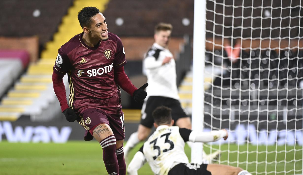 Gelandang Leeds United, Raphinha melakukan selebrasi usai mencetak gol kedua timnya ke gawang Fulham dalam laga lanjutan Liga Inggris 2020/2021 pekan ke-29 di Craven Cottage, London, Jumat (19/3/2021). Leeds United menang 2-1 atas Fulham. (AP/Andy Rain/Pool)