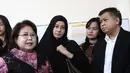 Putri Aisah Aminah bersama kuasa hukumnya seusai sidang perceraian di Pengadilan Agama Jakarta Timur, Kamis (16/8). Sidang lanjutan perceraian itu ditunda dua minggu lantaran Ustaz Alhabsyi selaku pihak tergugat tidak hadir. (Liputan6.com/Herman Zakharia)