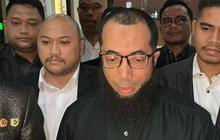 VIDEO: Ngaku Jadi Korban, Ustaz Khalid Basalamah Kembalikan Uang ke KPK Kasus Kuota Haji
