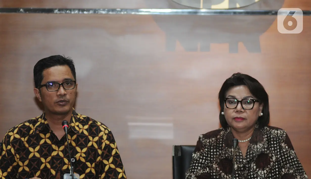 Wakil Ketua Komisi Pemberantasan Korupsi (KPK) Basaria Panjaitan (kanan) dan Juru bicara KPK Febri Diansyah (kiri) memberikan keterangan kronologis operasi tangkap tangan (OTT) di Gedung KPK, Jakarta, Senin (7/10/2019) malam. (merdeka.com/Dwi Narwoko)