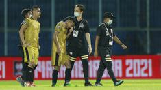 Pemain Bhayangkara Solo FC, Indra Kahfi (kiri) dan Sani Rizky Fauzi tampak kecewa usai ditaklukkan Persija Jakarta pada laga Piala Menpora 2021 di Stadion Kanjuruhan, Malang, Rabu (31/3/2021). Persija Menang dengan skor 2-1. (Bola.com/M Iqbal Ichsan)