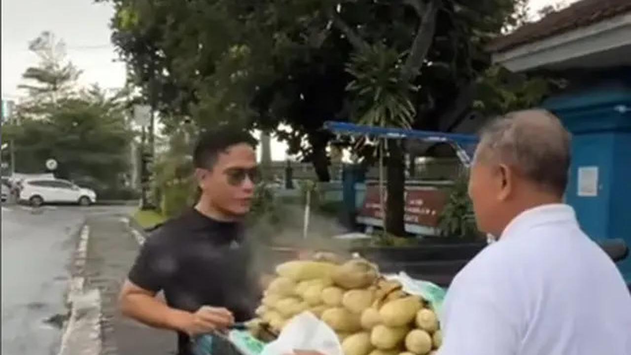 6 Potret Gus Miftah Beli Jajanan Kaki Lima, Disebut Netizen Hanya Pencitraan