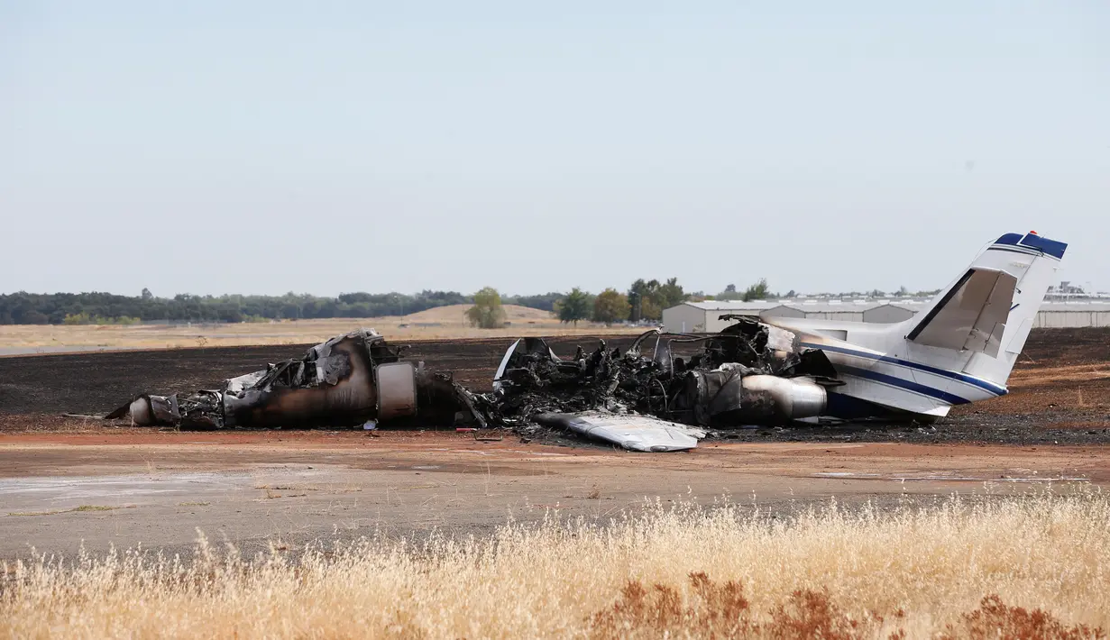 Kondisi pesawat jet yang terbakar sesaat setelah gagal lepas landas di Bandara Oroville, California, Rabu (21/8/2019). Pesawat yang sedang disewa perusahaan tersebut terbang dari Oroville menuju Bandara Internasional Portland di Oregon. (California Highway Patrol via AP)