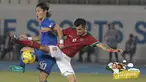 Gelandang Timnas Indonesia, Stefano Lilipaly, berebut bola dengan pemain Filipina pada laga Piala AFF 2016 di Philippine Sports Stadium, Filipina, Selasa (22/11/2016). Hingga babak pertama kedudukan masih imbang 1-1. (Bola.com/Nicklas Hanoatubun)