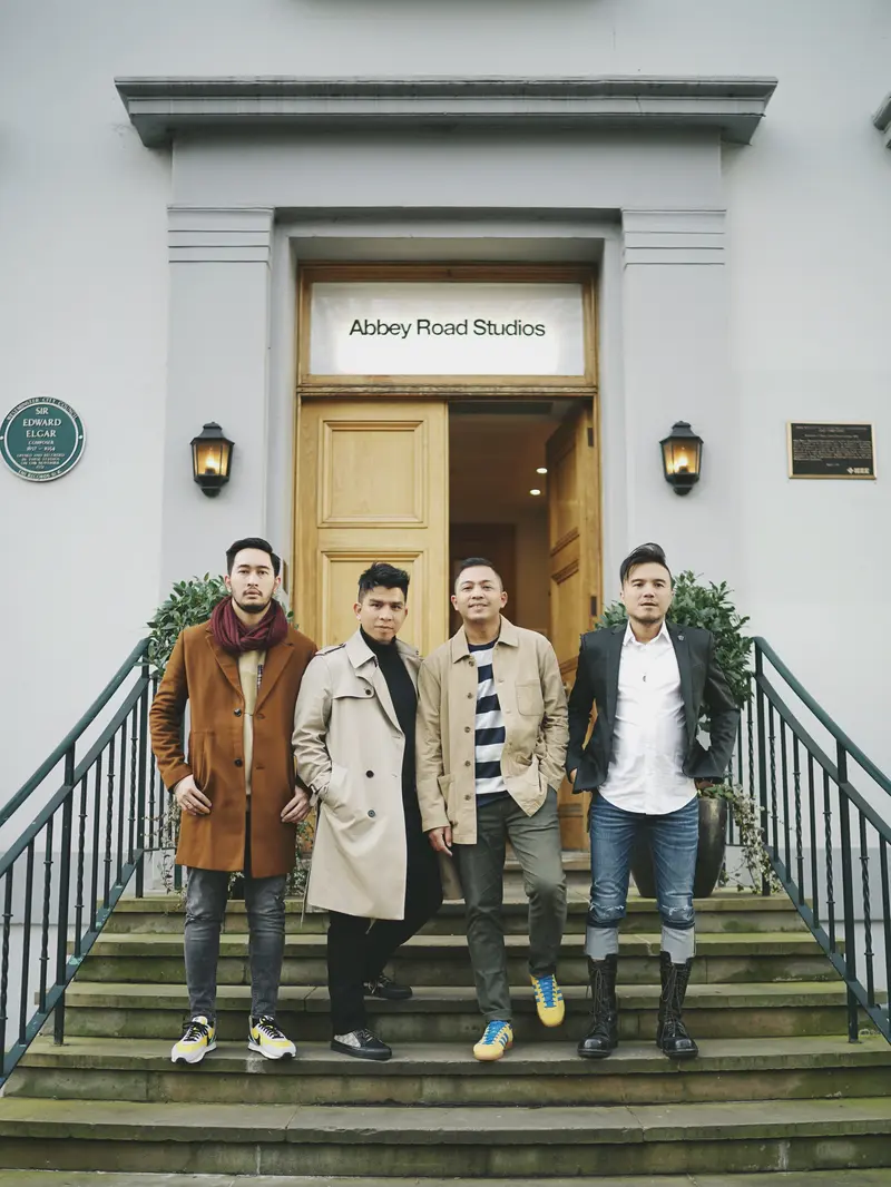 Band Govinda melakukan rekaman di Abbey Road Studios London.