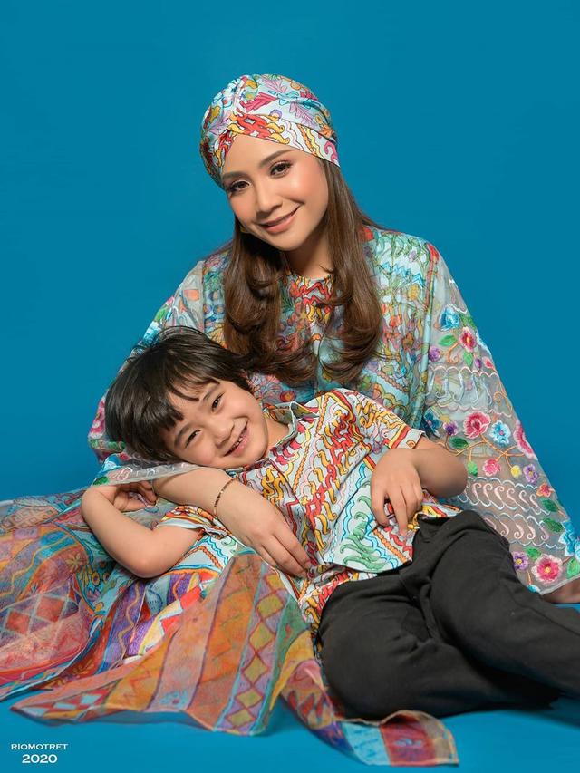 Nagita Slavina dan Rafathar. (Foto: Rio Motret dari Instagram @riomotret)