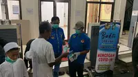 Komite Nasional Pemuda Indonesia (KNPI) turun ke jalan melawan Virus Corona Covid-19 dengan membagi-bagikan masker dan hand sanitizer gratis di Stasiun Kereta Api Cikini, Jakarta Pusat, Jumat (20/3/2020) malam.