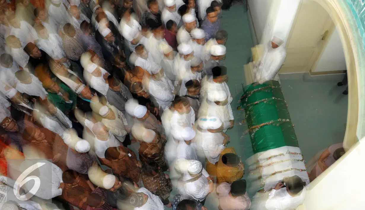 Warga bergiliran mengikuti salat jenazah Almarhum Ali Mustafa Yaqub (AMY) di Masjid Muniroh Salaman,Tangsel, Banten, Rabu (28/4). AMY meninggal di RS Hermina, Ciputat, Kamis (28/4/2016) pukul 06.00 WIB. (Liputan6.com/Helmi Afandi) 
