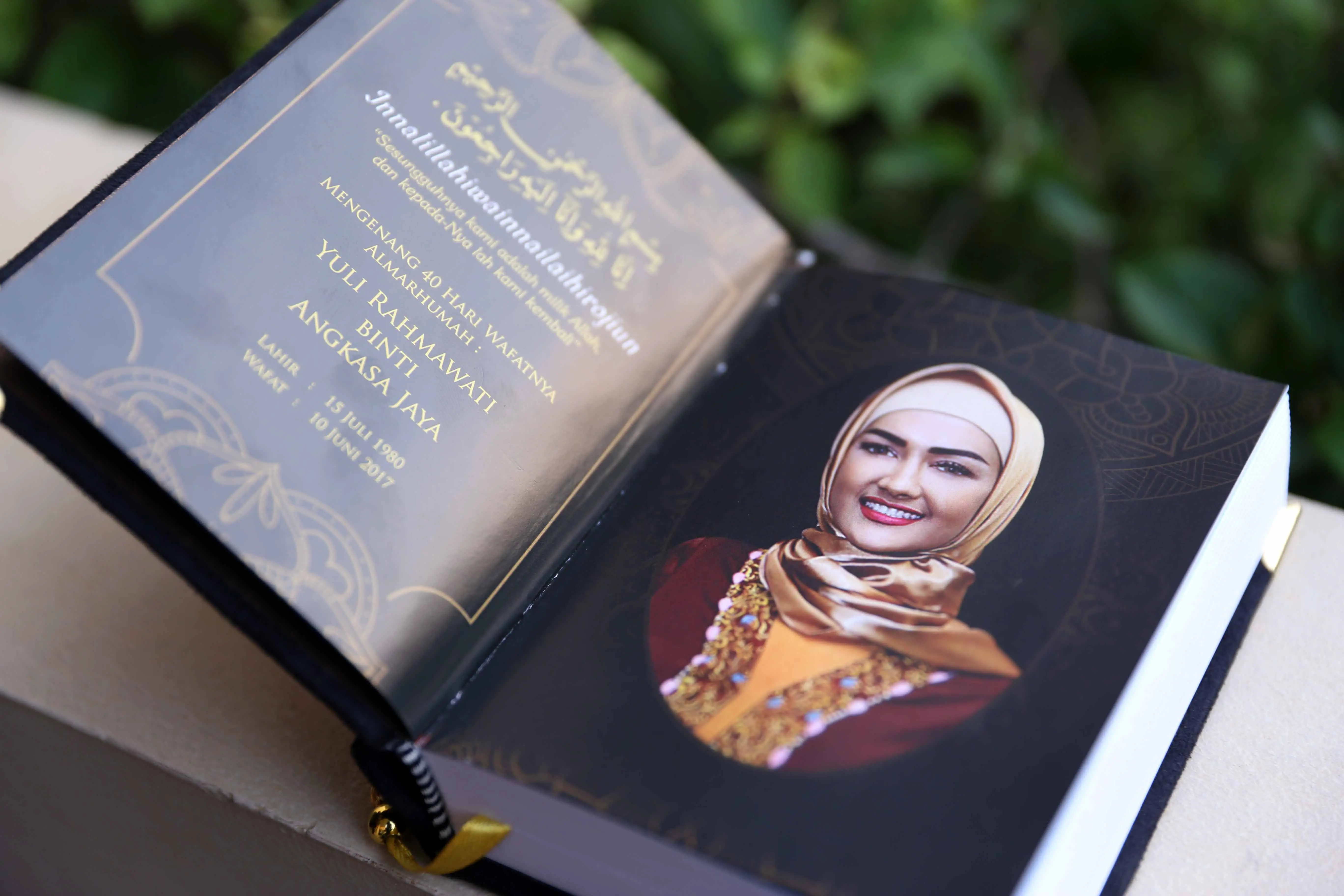 Ria Irawan menyerahkan buku yasin kepada keluarga  Julia Perez. (Nurwahyunan/bintang.com)