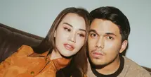 Bersandar di bahu Thariq, Aaliyah Massaid kenakan jaket kulit warna cokelat. Sementara Thariq tampil santai dengan sweater dual tone bernuansa cokelat [@aaliyah.massaid]