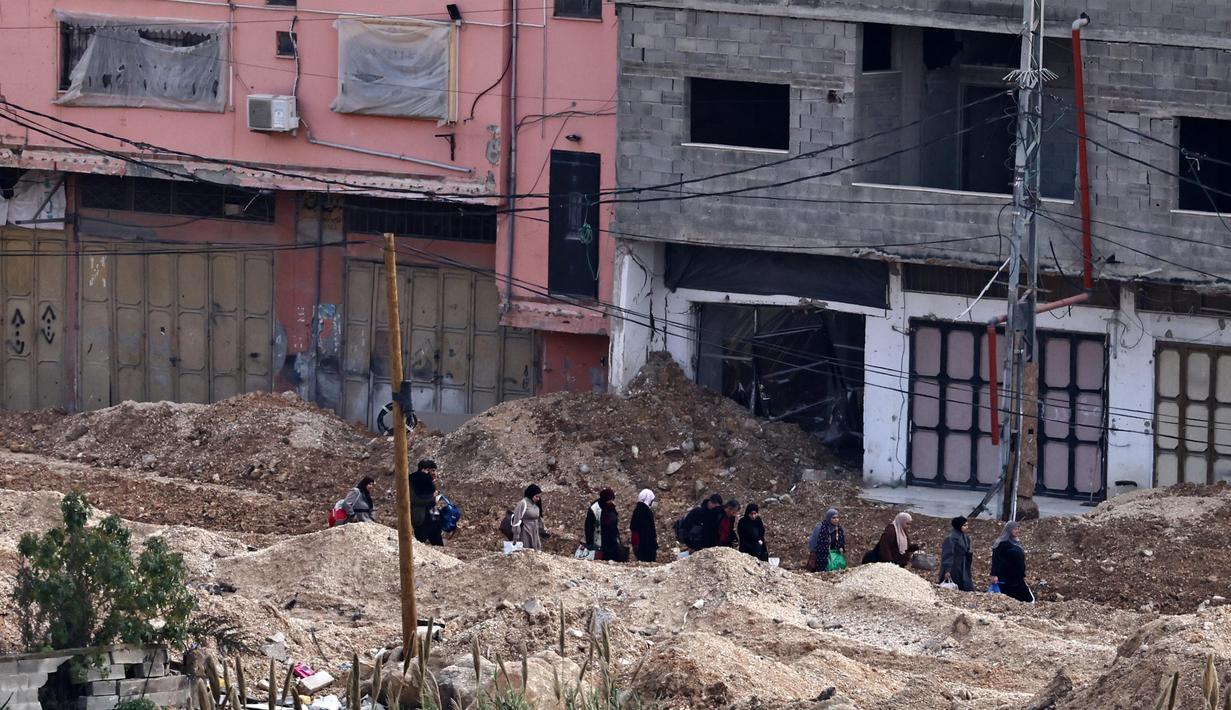 Serangan tersebut menyebabkan ratusan warga Palestina dipaksa mengungsi dari kamp pengungsi Nur Sham, Selasa (11/2/2025). (Zain JAAFAR/AFP)
