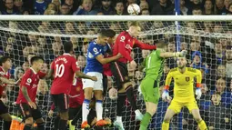 Jordan Pickford berusaha memanfaatkan tendangan sudut yang diperoleh ketika Everton tertinggal 1-2 oleh MU. (AP Photo/Jon Super)