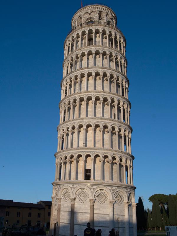 Gambar pada 28 November 2018 menunjukkan Menara Pisa di kota Pisa, Tuscany, Italia. Setelah upaya yang dilakukan selama lebih dari dua puluh tahun, para insinyur mengatakan kemiringan menara setinggi 57 meter itu telah berkurang 4 cm. (Tiziana FABI / AFP)