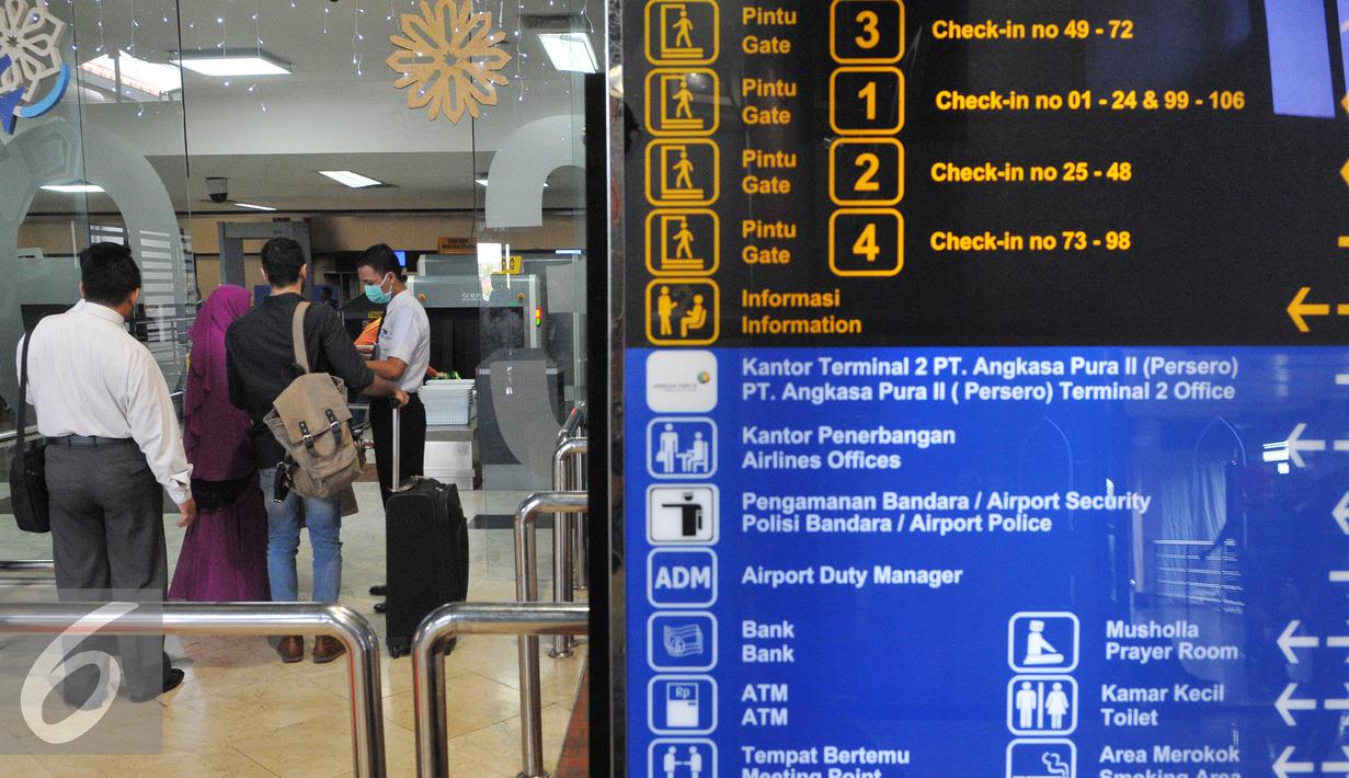 Petugas memeriksa calon penumpang yang akan masuk terminal 2E Bandara Soekarno Hatta, Tangerang, Senin (6/7/2015). Pasca insiden kebakaran pada Minggu (5/6) lalu, situasi terminal 2E Bandara Soekarno Hatta mulai normal. (Liputan6.com/Herman Zakharia)