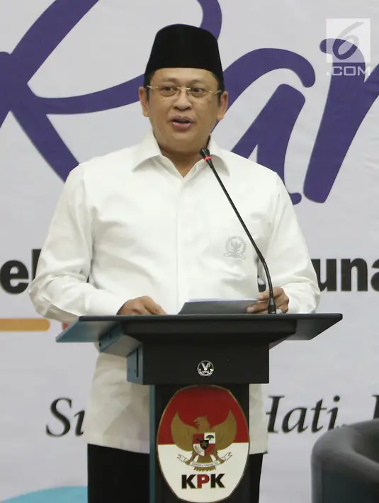 Ketua DPR RI Bambang Soesatyo memberi sambutan saat peluncuran buku "14 Tahun Perjalanan KPK" di Gedung KPK, Jakarta (23/5). Buku tersebut berisi kumpulan foto yang direkam oleh jurnalis foto dan juga humas KPK. (Liputan6.com/Herman Zakharia)