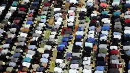 Jemaah muslim Palestina melaksakan salat di depan Kubah Shakhrah yang berada di tengah kompleks Masjid Al Aqsa, Yerusalem (8/6). Masjid Al Aqsa ini merupakan salah satu tempat suci dan penting bagi umat muslim. (AP/Mahmoud Illean)