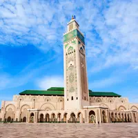 Arsitektur masjid dalam fashion. (Foto: Dok. Masjid Hassan II)