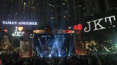 Band Naif meramaikan acara penutupan Grand Final Futsal Battle di Mall Taman Anggrek, Jakarta, Minggu (14/10). Acara kompetisi futsal tahunan ini berlangsung meriah. (Bola.com/Vitalis Yogi Trisna)