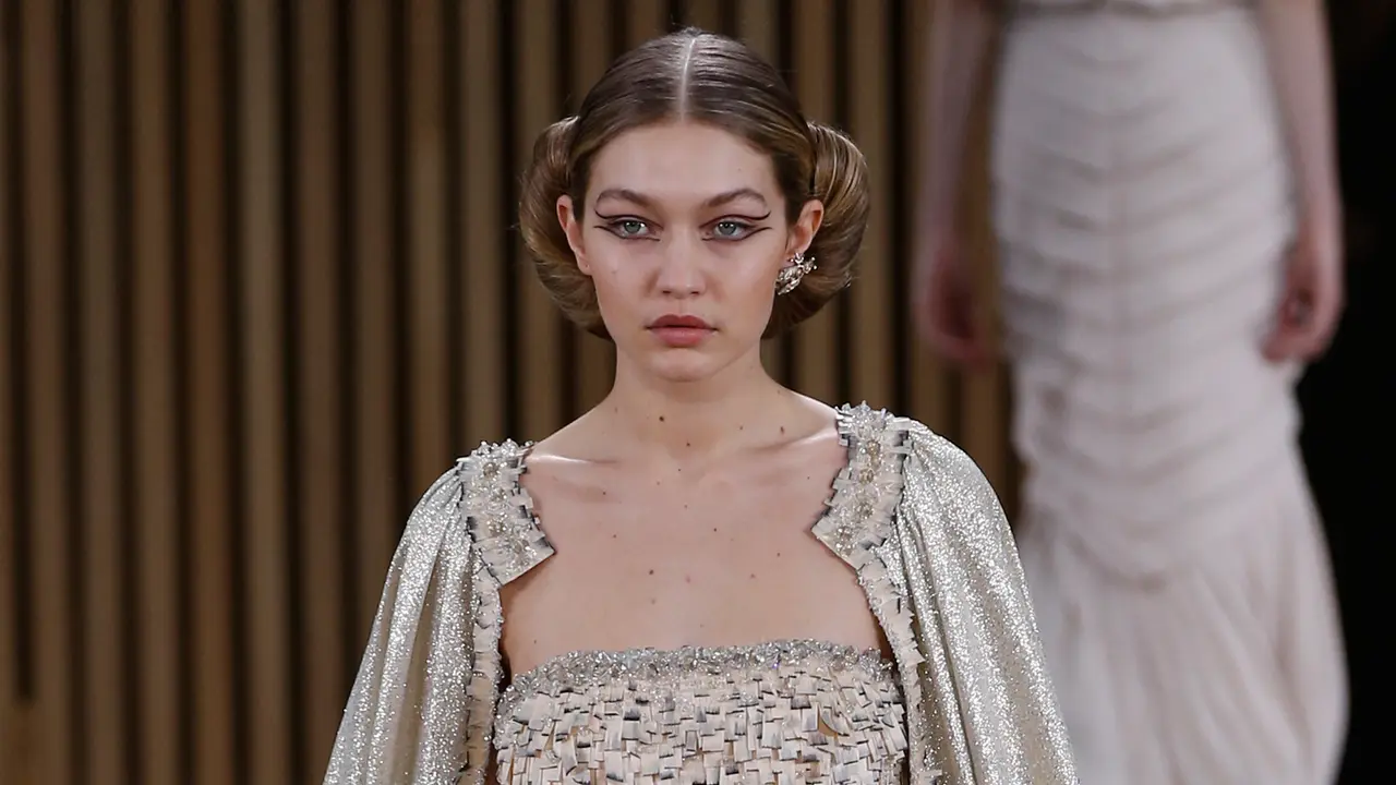20160126-Intip Cantik dan Elegannya Gigi Hadid di Atas Catwalk Chanel Show-Paris