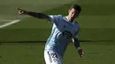 Striker Celta Vigo, Santi Mina melakukan selebrasi usai mencetak gol ke gawang Real Madrid dalam laga lanjutan Liga Spanyol 2020/2021 pekan ke-28 di Balaidos Stadium, Sabtu (20/3/2021). Celta Vigo kalah 1-3 dari Real Madrid. (AP/Lalo R. Villar)