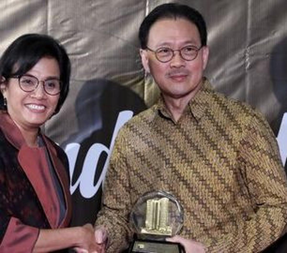 "Karena umumnya biaya menjadi salah satu kendala besar untuk para pasien melakukan operasi katarak," kata Syumarti.