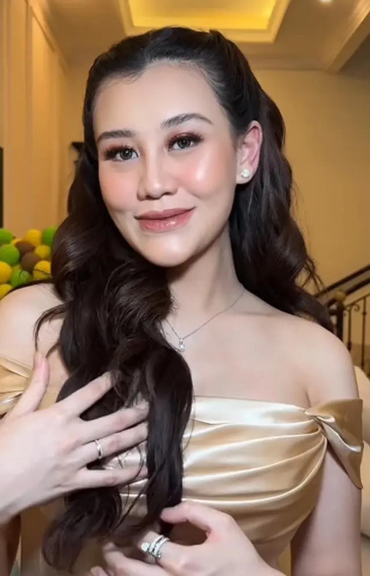 Baru Tidur 2 Jam, Aaliyah Massaid Tetap Cantik Paripurna dengan Riasan Soft Glam Coral Saat Jadi Bridesmaid Alyssa Daguise