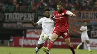 Bek Persija Jakarta, Steven Paulle, mengamankan bola dari striker Kalteng Putra, Patrich Wanggai, pada laga perempat final Piala Presiden 2019 di Stadion Patriot, Bekasi, Kamis (28/3). Persija kalah adu penalti dari Kalteng. (Bola.com/Yoppy Renato)