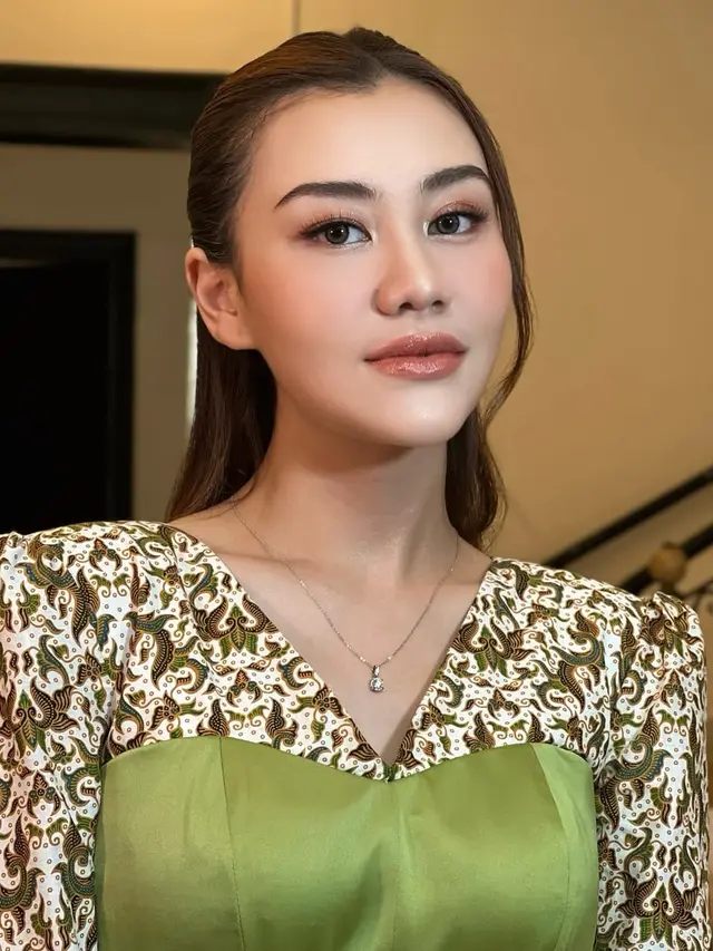 6 Inspirasi Hairdo Elegan untuk Kondangan ala Aaliyah Massaid, dari Updo with Bangs hingga Half Updo