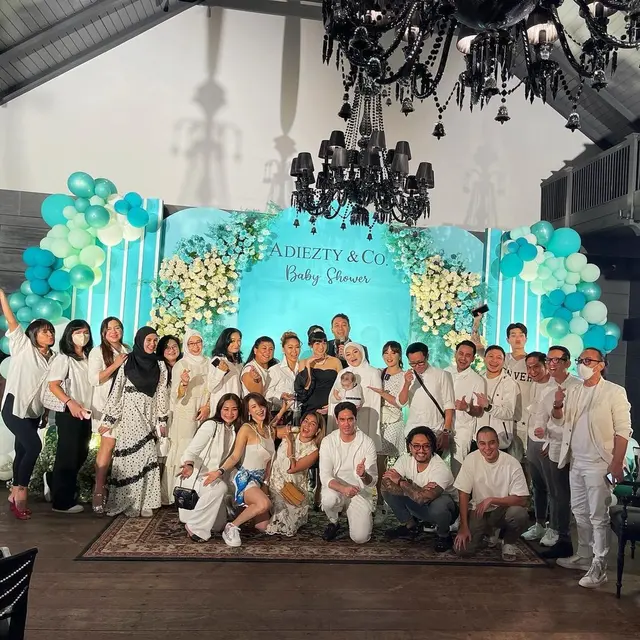 7 Potret Baby Shower Adiezty Fersa, Bertabur Bintang