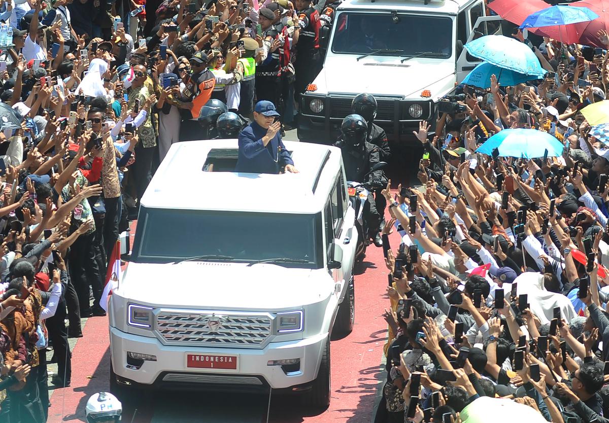 Presiden Prabowo sapa warga di Bundaran HI