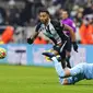 Striker Newcastle United, Callum Wilson, mencoba melepaskan diri dari kawalan Riyad Mahrez (Manchester City) saat kedua tim bertanding dalam lanjutan Liga Inggris 2021/2022. (Owen Humphreys/PA via AP)