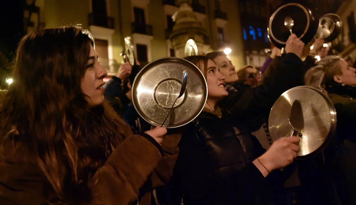 Demonstran melakukan mogok kerja dengan menggelar protes untuk memperingati Hari Perempuan Internasional di Pamplona, Spanyol, Kamis (8/3). Kaum wanita itu melawan kekerasan, pelecehan dan ketimpangan upah dengan turun ke jalan. (AP/Alvaro Barrientos)