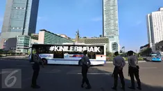 Petugas kepolisian melakukan penjagaan di kawasan Bundaran HI, Jakarta, Senin (1/5). Seperti diketahui, puluhan ribu buruh akan berkumpul ke Ibu Kota untuk mengelar unjuk rasa peringatan Hari Buruh Internasional. (Liputan6.com/Johan Tallo)