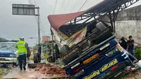 Bus Penuh Penumpang Oleng Tabrak Tembok di Asahan
