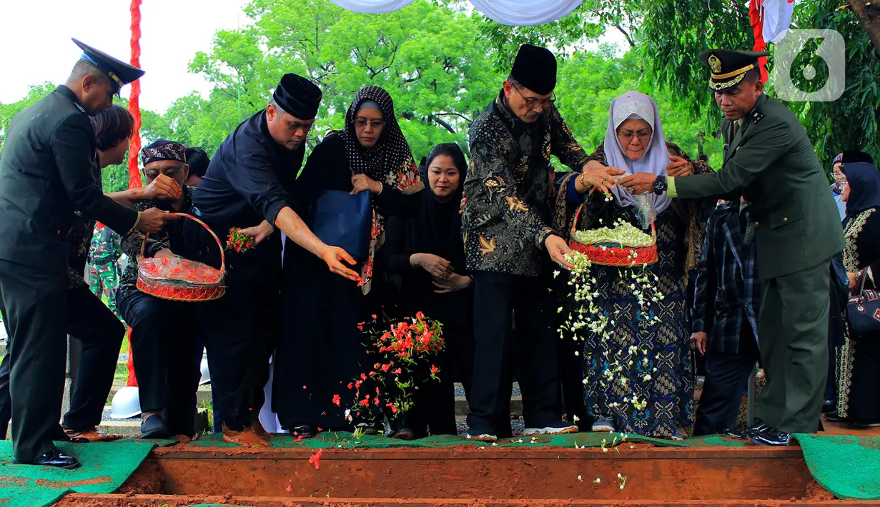 Keluarga dan kerabat melakukan tabur bunga di makam Mantan Menteri Urusan Peranan Wanita, Siti Aminah Sugandhi atau lebih dikenal Mien Sugandhi di Taman Makam Pahlawan Nasional (TMPN) Kalibata, Jakarta, Senin (6/1/2020). Mien Sugandhi wafat di usia 85 tahun. (merdeka.com/magang/ Muhammad Fayyadh)