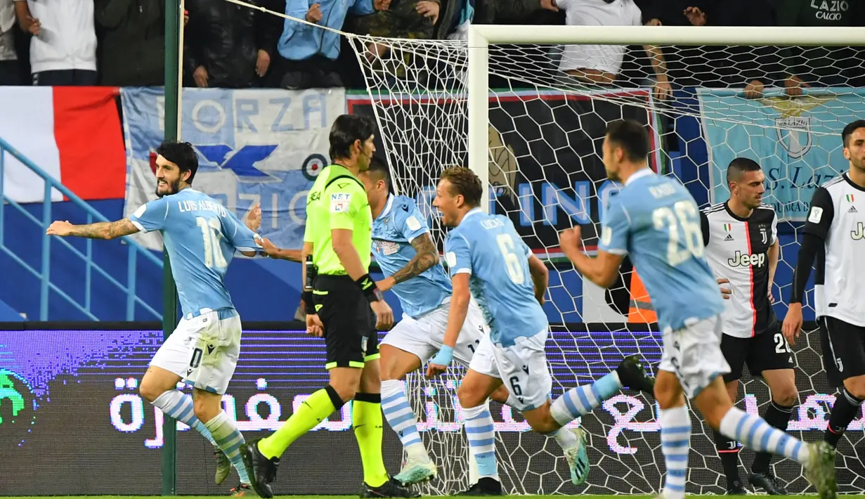 Gelandang Lazio, Luis Alberto, melakukan selebrasi usai membobol gawang Juventus pada laga Piala Super Italia 2019 di Stadion King Saud University, Arab Saudi, Minggu (22/12). Lazio menang 3-1 atas Juventus. (AFP/Giuseppe Cacace)