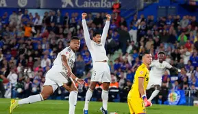 Kylian Mbappe dari Real Madrid, kiri, memperhatikan bola setelah mencetak gol dalam pertandingan sepak bola La Liga antara Getafe dan Real Madrid di Getafe, Spanyol, Minggu, 19 Oktober 2025. (Foto AP/Manu Fernandez)