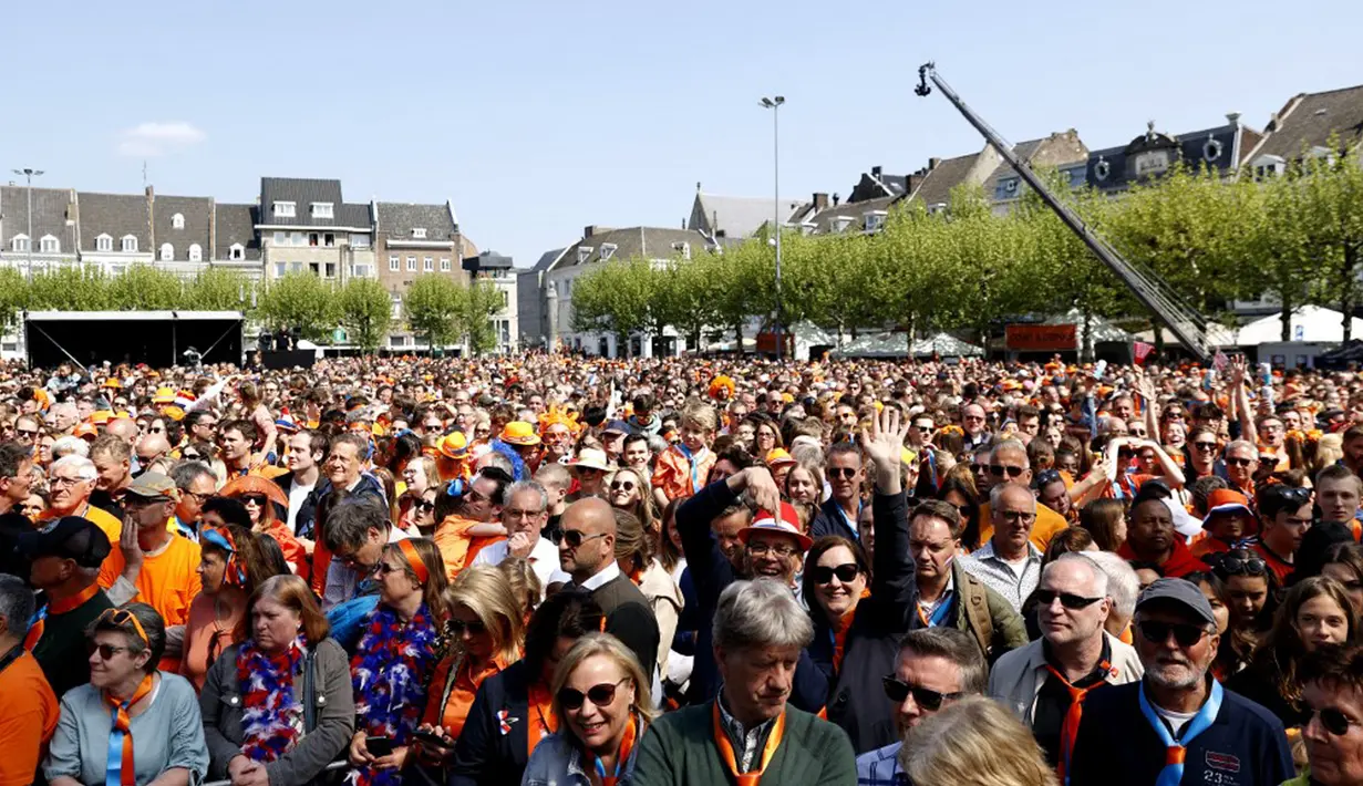 <p>Orang-orang menghadiri perayaan Hari Raja di Maastricht, Belanda, Rabu (27/4/2022). Setelah dua tahun hening karena pandemi COVID-19, Belanda kembali merayakan Hari Raja seperti biasa. (Robin van Lonkhuijsen/ANP/AFP)</p>