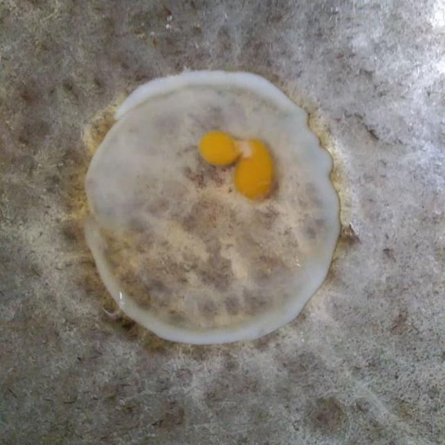 6 Potret Telur Mata Sapi Terendam Minyak Ini Bikin Senyum Kecut