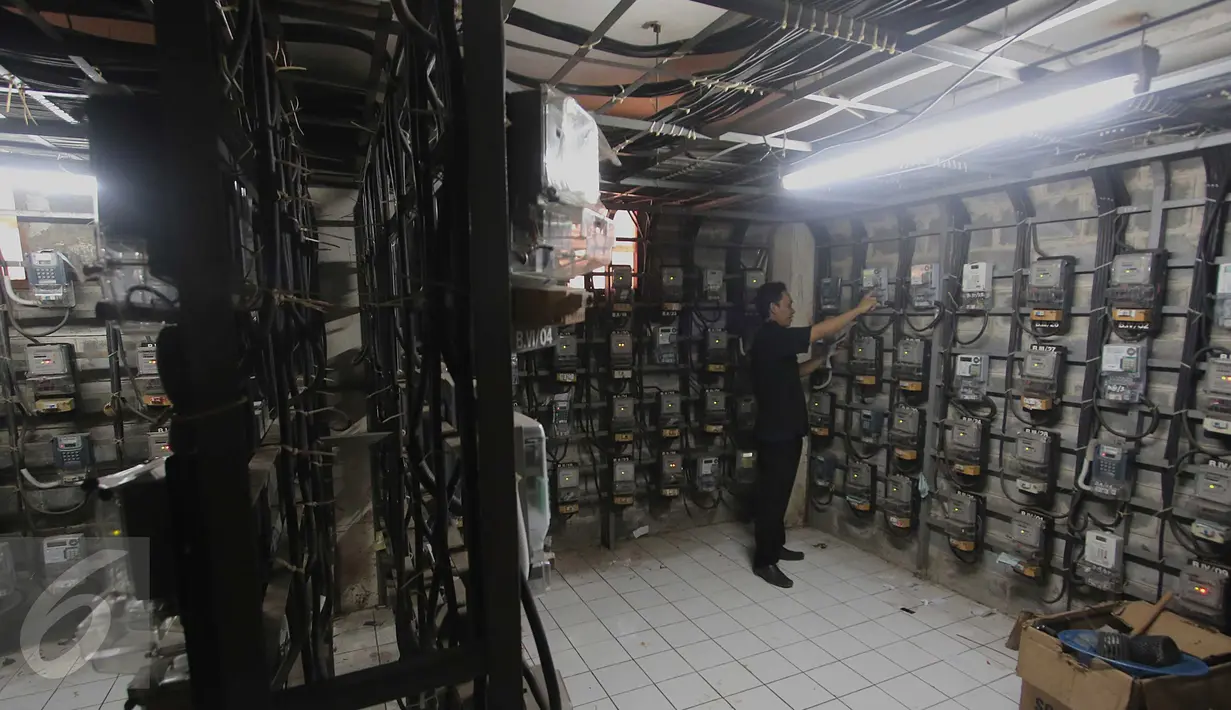 Petugas melakukan pengecekan di ruang panel listrik di Rusun Benhil, Jakarta, Kamis (5/11/2015). Menteri ESDM Sudirman Said mengatakan, untuk pelanggan 450 VA tidak dikenai pencabutan subsidi listrik. (Liputan6.com/Angga Yuniar)