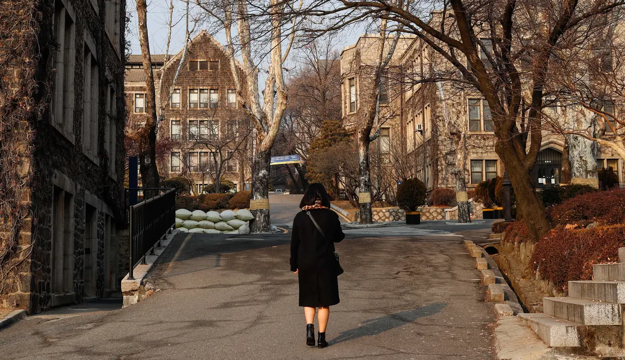 Seorang wanita berjalan di area kampus Universitas Yonsei, Seoul, Korea Selatan, 30 Januari 2019. Seoul, ibu kota sekaligus kota terbesar di Korea Selatan, merupakan kota metropolitan yang dinamis dengan kombinasi antara budaya kuno dan modern. (Xinhua/Wang Jingqiang)