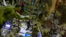 Seorang pengunjung melihat mainan yang dipamerkan di Toys Fair 2015 di Balai Kartini, Jakarta, Minggu (16/8/2015). Pameran ini menampilkan 250 booth, mulai dari komik hingga perlengkapan cosplay. (Liputan6.com/Faizal Fanani)