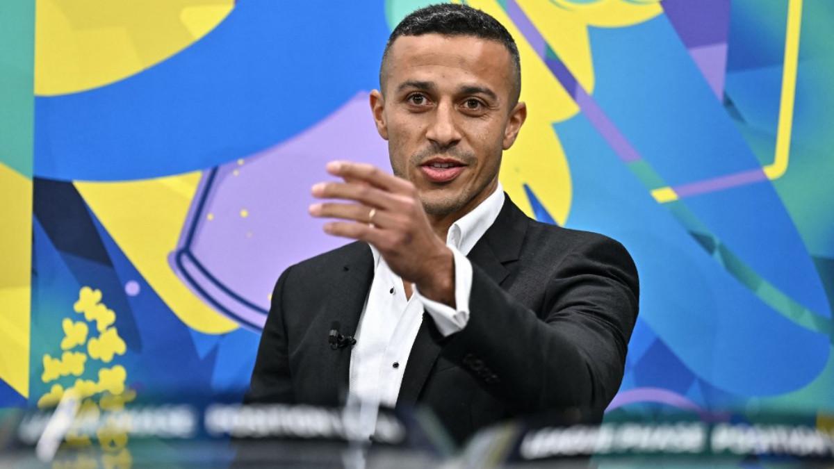 Barcelona Dikaitkan Lagi dengan Thiago Alcantara, Bakal Gabung Staf Hansi Flick?
