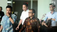 Politisi Partai Golkar, Fayakhun Andriadi (kedua kiri) saat meninggalkan Gedung KPK, Jakarta, Rabu (27/12). Fayakhun dimintai keterangan sebagai saksi dugaan suap pengadaan alat satelit monitoring di Bakamla-RI. (Liputan6.com/Helmi Fithriansyah)