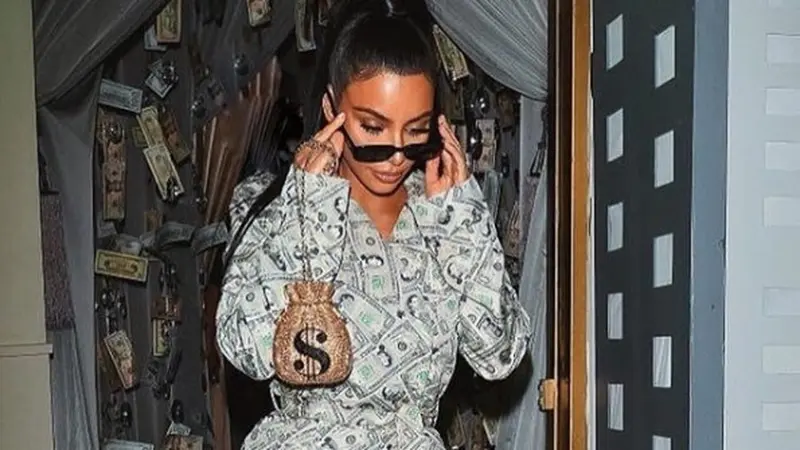 Kim Kardashian Jadi Wanita Super Kaya dengan Outfit Bertabur Dollar