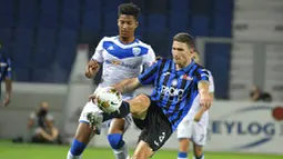 Pemain Atalanta, Mattia Caldara, menendang bola ke gawang Brescia pada laga Serie A di Stadion Gewiss, Selasa (14/7/2020). Atalanta menang 6-2 atas Brescia. (Gianluca Checchi/LaPresse via AP)