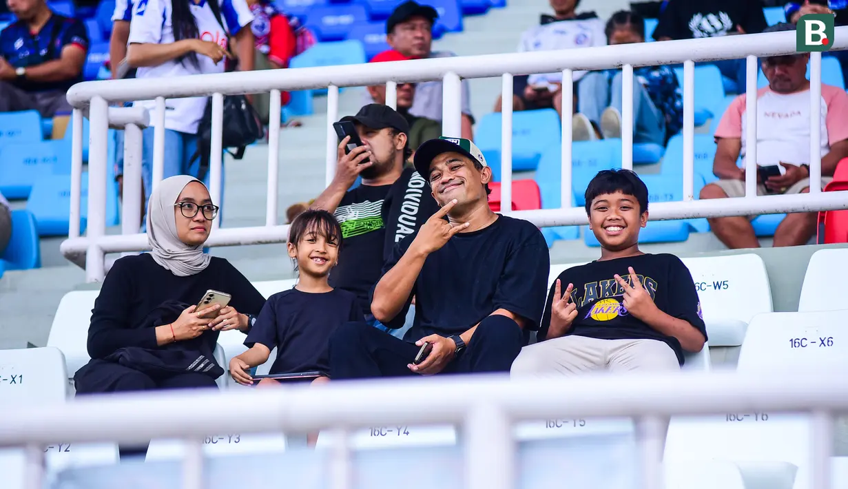 Tak ketinggalan, mantan pemain Arema FC dan Madura United, Benny Wahyudi juga ikut menyaksikan laga tersebut dari bangku tribune Stadion Kanjuruhan. (Bola.com/Iwan Setiawan)